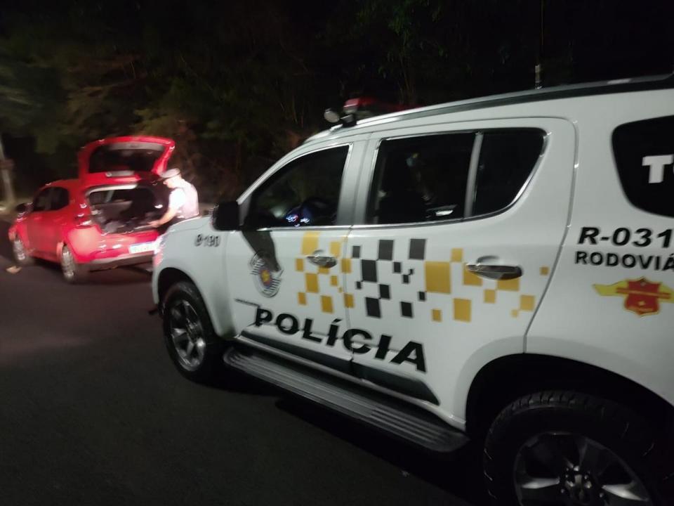 Foto 3 de 3 — Homem é preso transportando mais de 90 tijolos de maconha, na SP-255 em Araraquara
